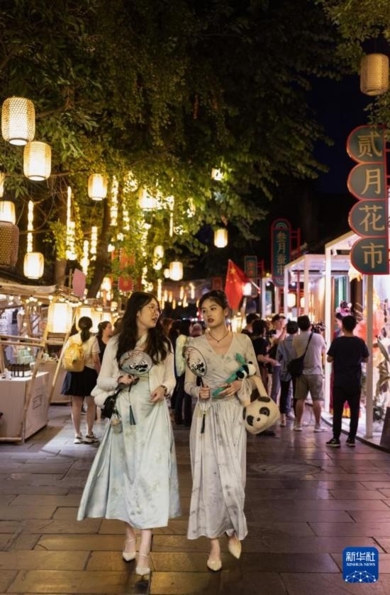 在成都寬窄巷子，兩位來自安徽的游客在新“十二月市”街區(qū)游覽（9月29日攝）。