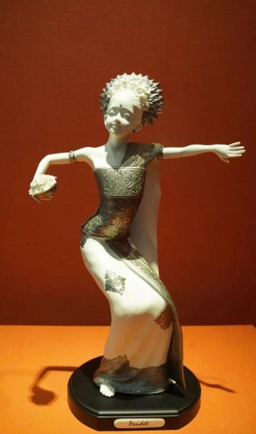 2013年10月，時任印度尼西亞總統(tǒng)蘇西洛贈送習(xí)近平主席的鑲錫瓷塑舞者。