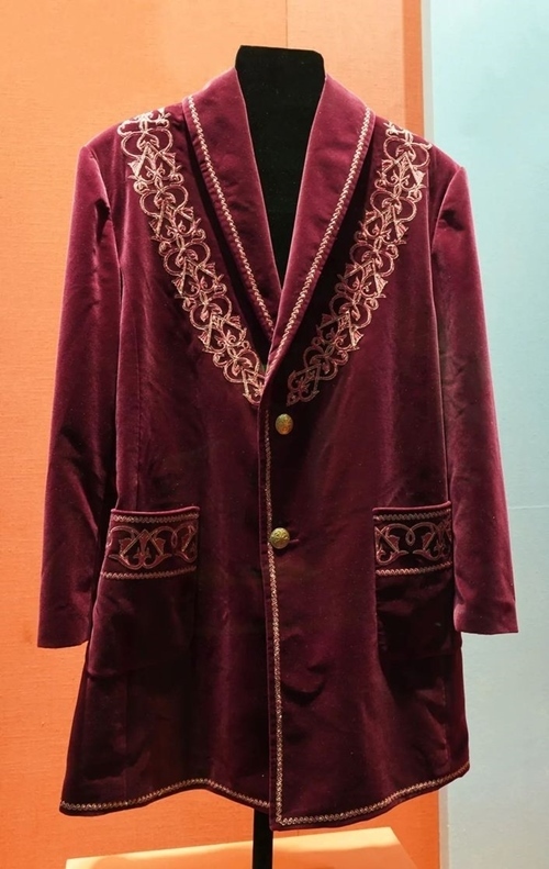 2013年9月，時任哈薩克斯坦總統(tǒng)納扎爾巴耶夫贈送習(xí)近平主席的哈薩克斯坦民族服裝。