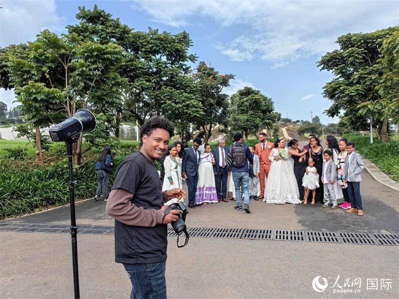 一對新人和親友在亞的斯亞貝巴友誼廣場合影。人民網(wǎng)記者 陳星星攝