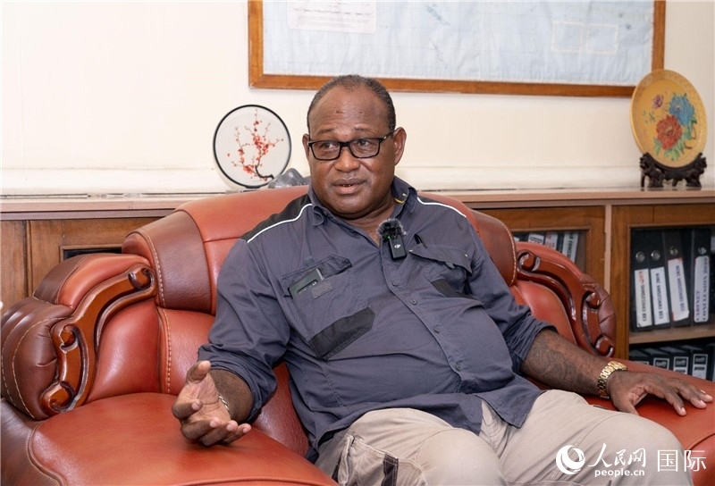 2023年9月13日，所羅門群島副總理兼基礎設施和發(fā)展部長梅納西·梅蘭加在首都霍尼亞拉接受人民網(wǎng)記者專訪。人民網(wǎng) 賀吉攝