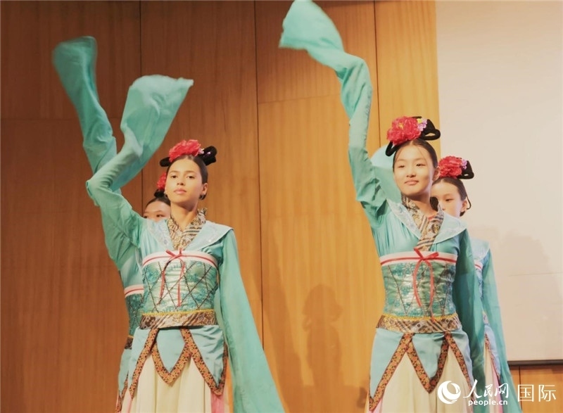 兩國文化志愿者共同表演中國傳統(tǒng)舞蹈。人民網(wǎng)記者 陳海琪攝