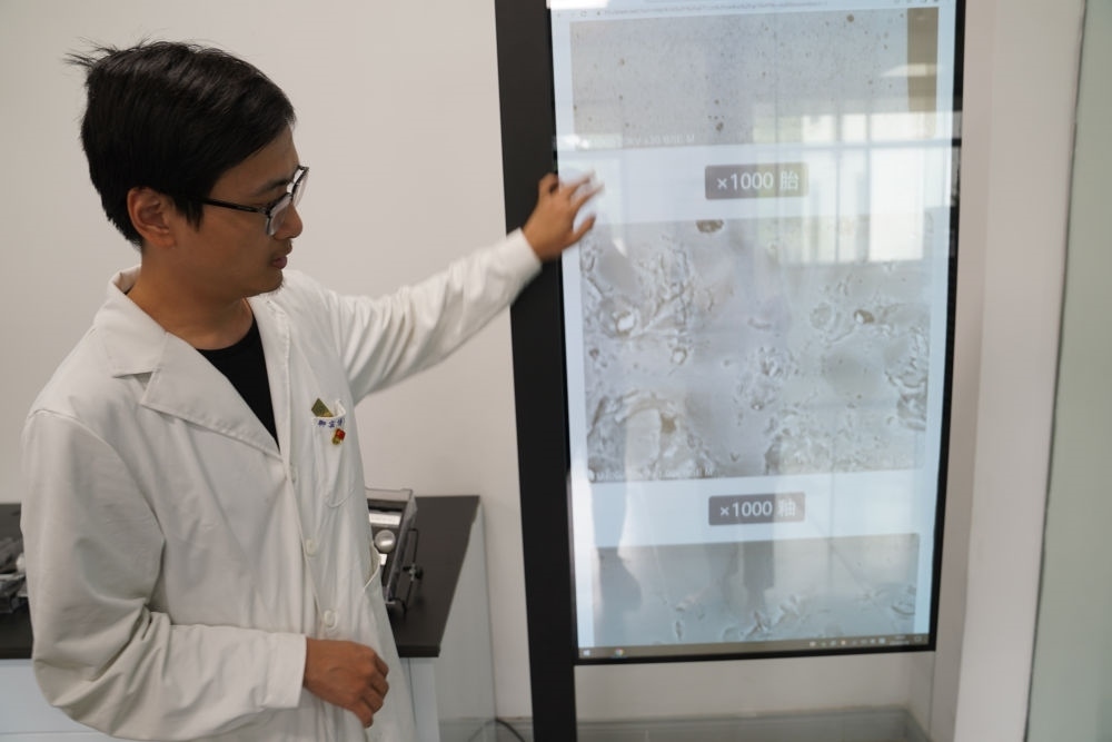 ↑ 工作人員展示瓷片標本的配方研究數(shù)據(jù)（2023年5月16日攝）。