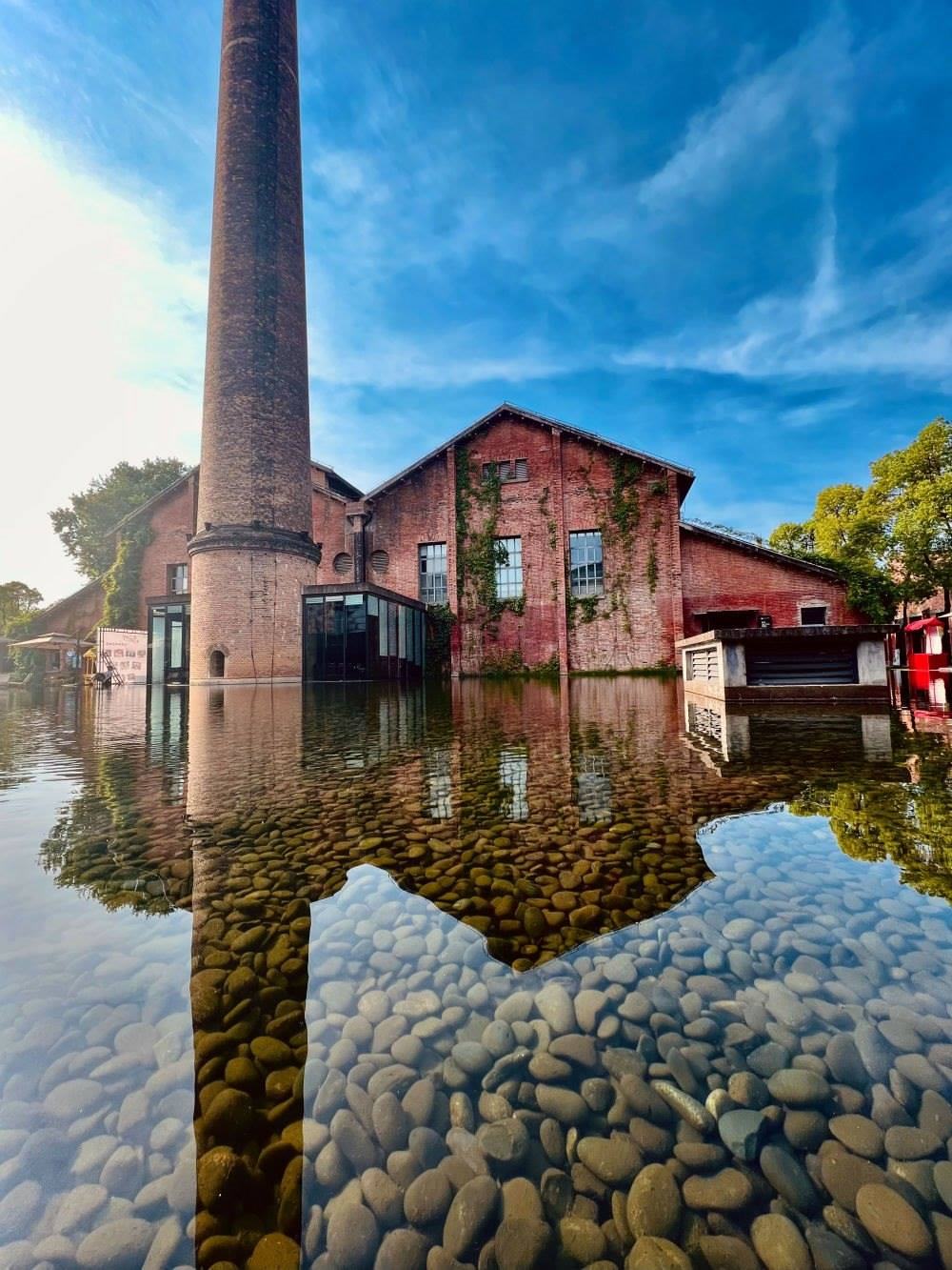 ↑景德鎮(zhèn)陶溪川文創(chuàng)街區(qū)一景（2023年5月15日攝）。