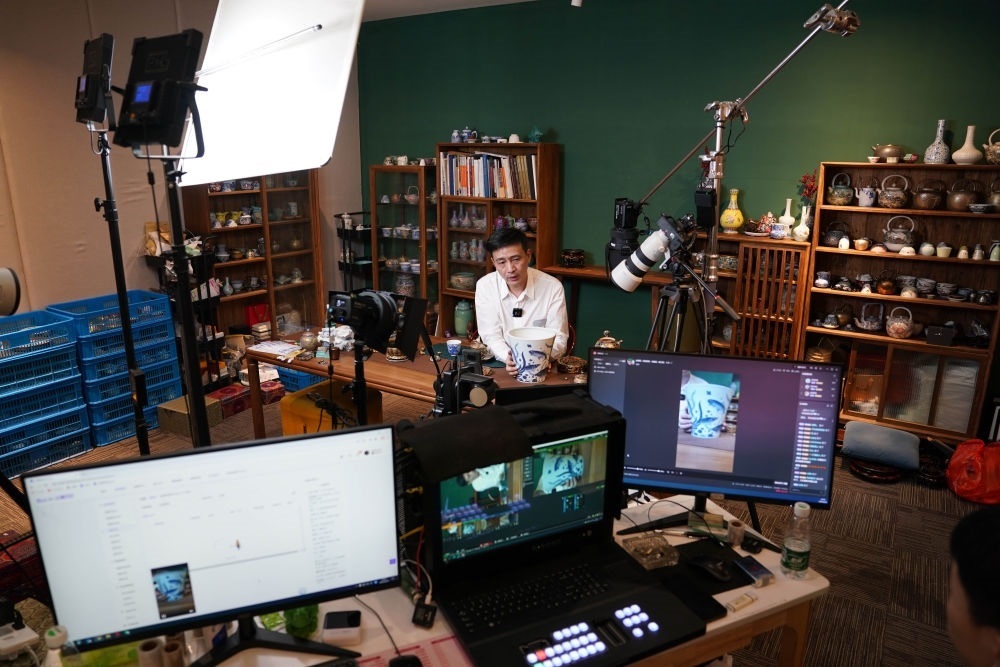 ↑在景德鎮(zhèn)，工作人員通過網(wǎng)絡(luò)直播推介陶瓷產(chǎn)品（2023年2月22日攝）。