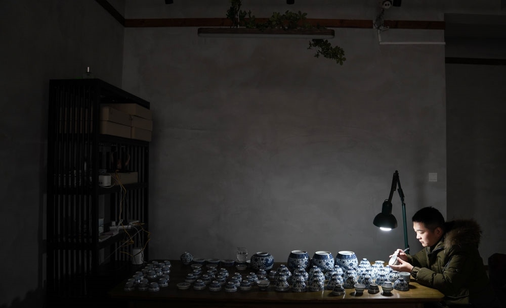 ↑ 2020年12月23日，手工陶瓷制作者在工作室檢測成品。