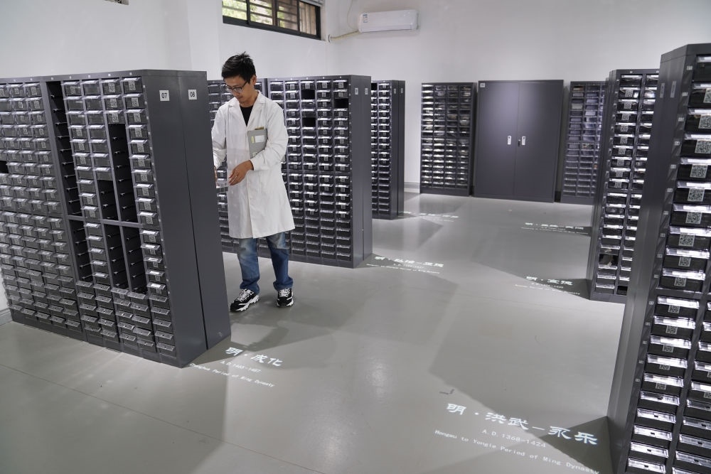 ↑工作人員在古陶瓷基因庫里工作（2023年5月16日攝）。
