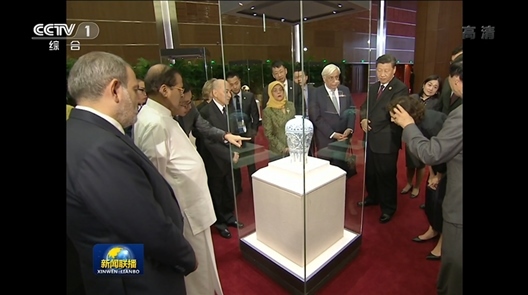 2019年5月15日，中外領(lǐng)導(dǎo)人共同參觀“大美亞細(xì)亞——亞洲文明展”。（視頻截圖）