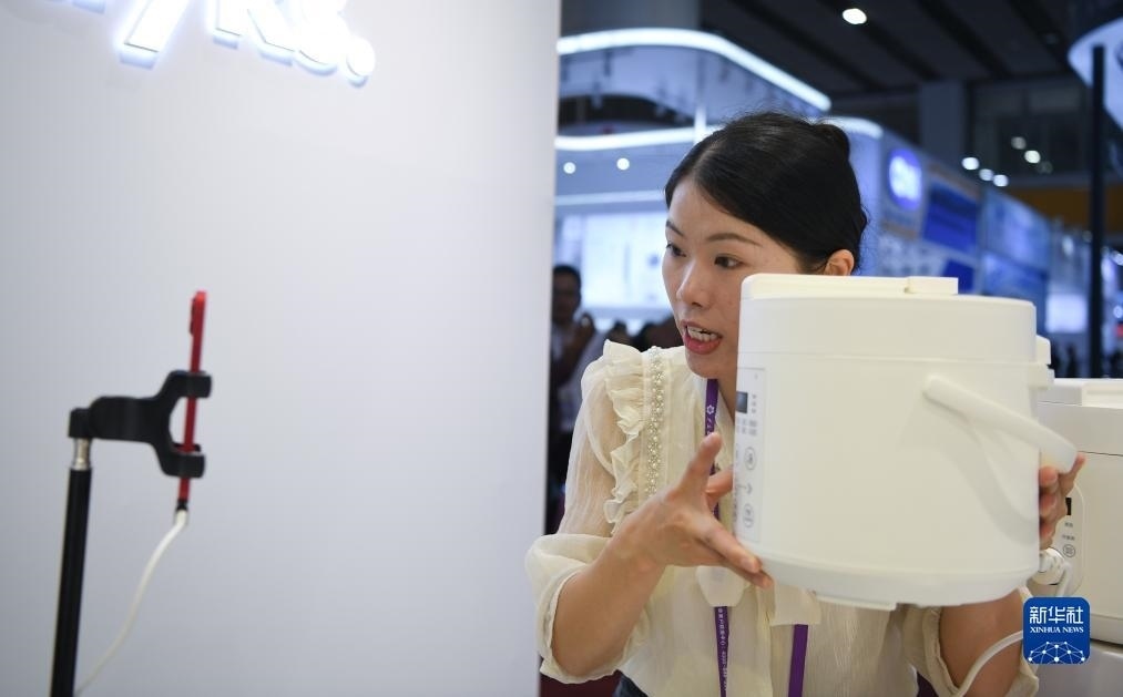 10月15日，參展的工作人員在展臺直播介紹家電產品。新華社記者 鄧華 攝