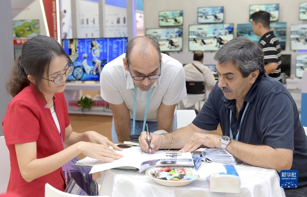 10月15日，客商在廣交會上洽談業(yè)務。新華社記者 盧漢欣 攝