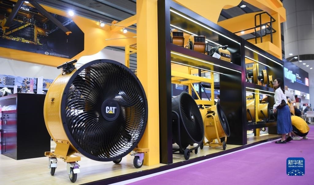 10月15日，參觀者在了解一家美國參展商的產品。新華社記者 鄧華 攝