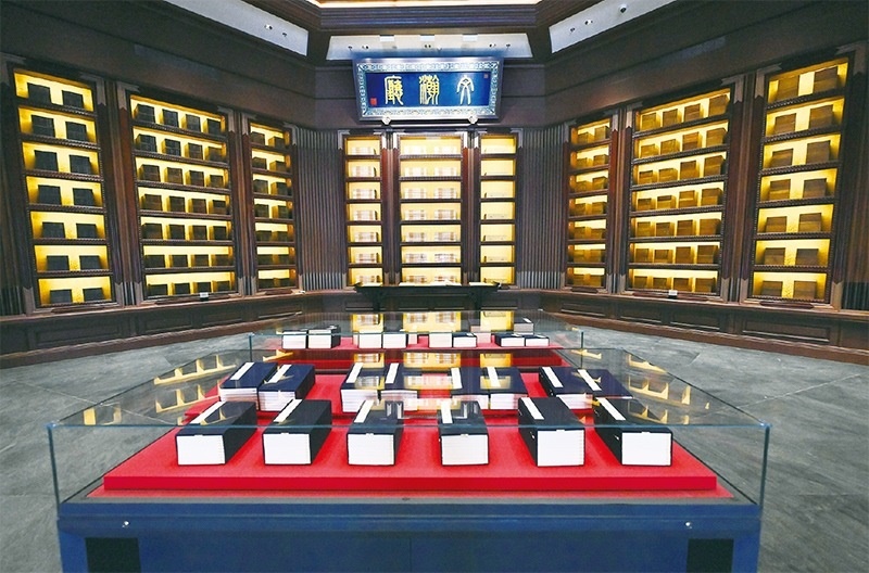 建設中國國家版本館，是以習近平同志為核心的黨中央作出的重大決策，是文明大國建設的基礎工程，是功在當代、利在千秋的標志性文化工程，充分體現(xiàn)了我們黨傳承發(fā)展中華文化的高度自覺、汲取歷史智慧更好走向未來的歷史主動。圖為2023年5月拍攝的中國國家版本館中央總館文瀚廳。 新華社發(fā)