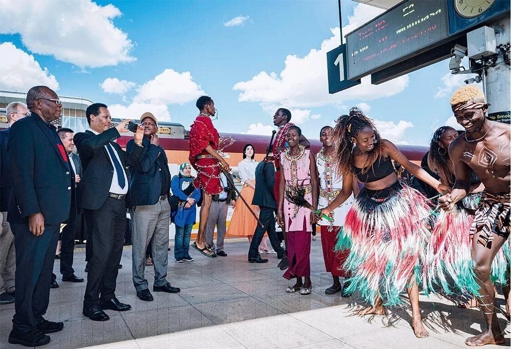 △2023年10月6日，多國駐肯使節(jié)在肯尼亞內(nèi)羅畢的蒙內(nèi)鐵路內(nèi)羅畢站觀看文藝演出。