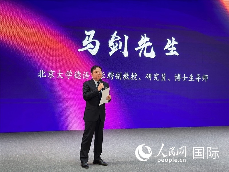 北京大學(xué)德語系長聘副教授馬劍點(diǎn)評學(xué)生表現(xiàn)。（攝影：張麗鷗）