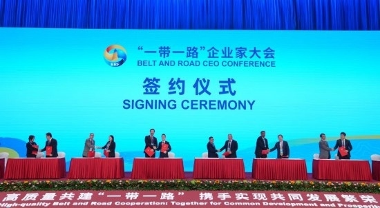 這是10月17日拍攝的簽約儀式現(xiàn)場。當(dāng)日，“一帶一路”企業(yè)家大會在北京召開。（新華社記者王毓國攝）
