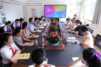 圖⑤：法治宣講結(jié)束后，重慶五中院組織召開座談會，聽取人大代表和朵力小學(xué)教師、家長代表對法院未成年人保護工作的意見建議。