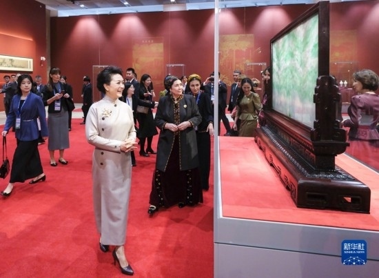  10月18日上午，國家主席習(xí)近平夫人彭麗媛邀請出席第三屆“一帶一路”國際合作高峰論壇的外方領(lǐng)導(dǎo)人夫人參觀中國工藝美術(shù)館（中國非物質(zhì)文化遺產(chǎn)館）。這是彭麗媛同外方領(lǐng)導(dǎo)人夫人參觀展品。新華社記者 丁林 攝