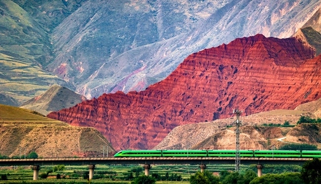 穿越丹霞地貌的火車。蘭州局集團公司融媒體中心供圖