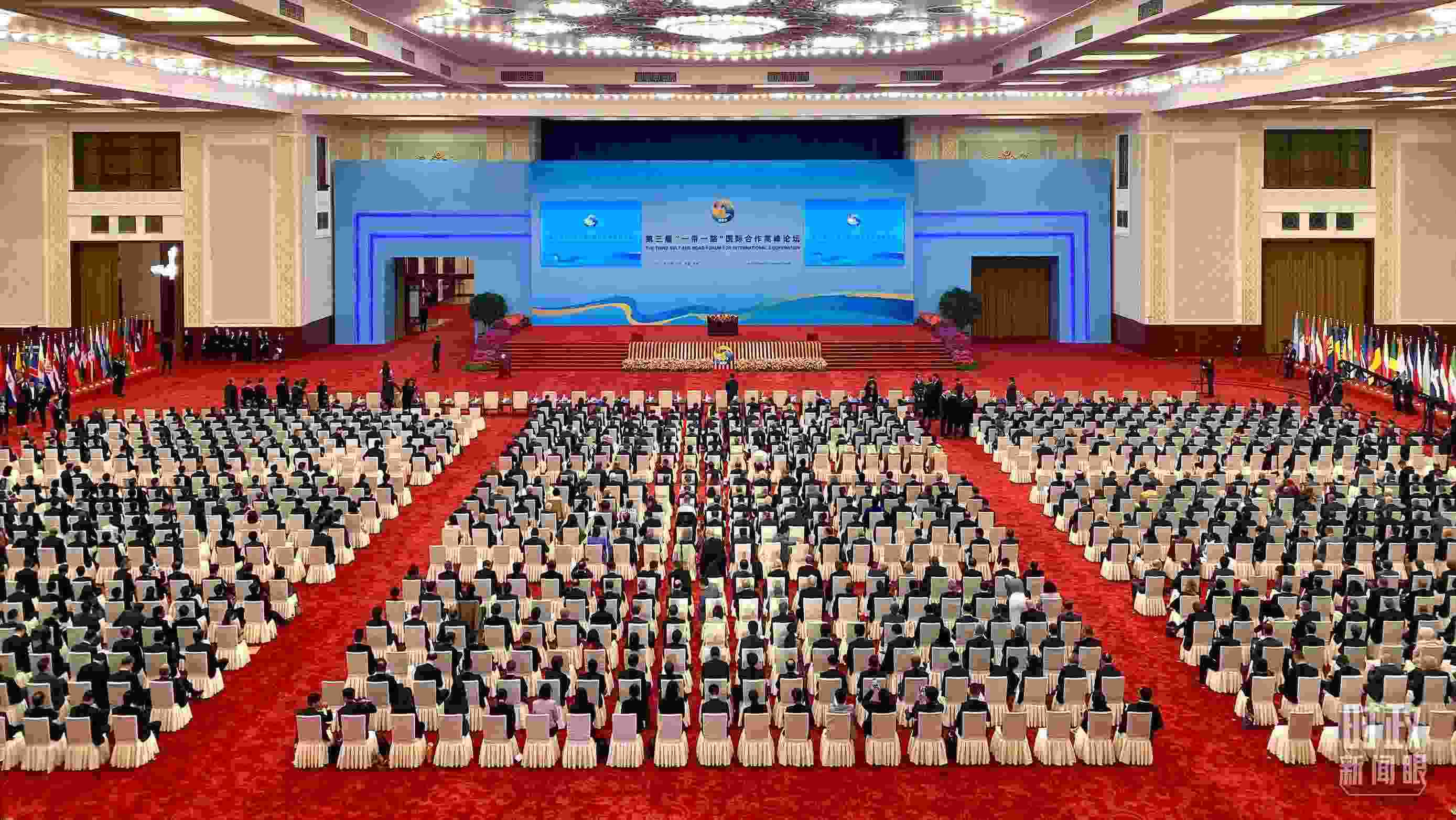 △人民大會(huì)堂宴會(huì)廳。這是開(kāi)幕式之前的現(xiàn)場(chǎng)。（總臺(tái)央視記者李增仁拍攝）