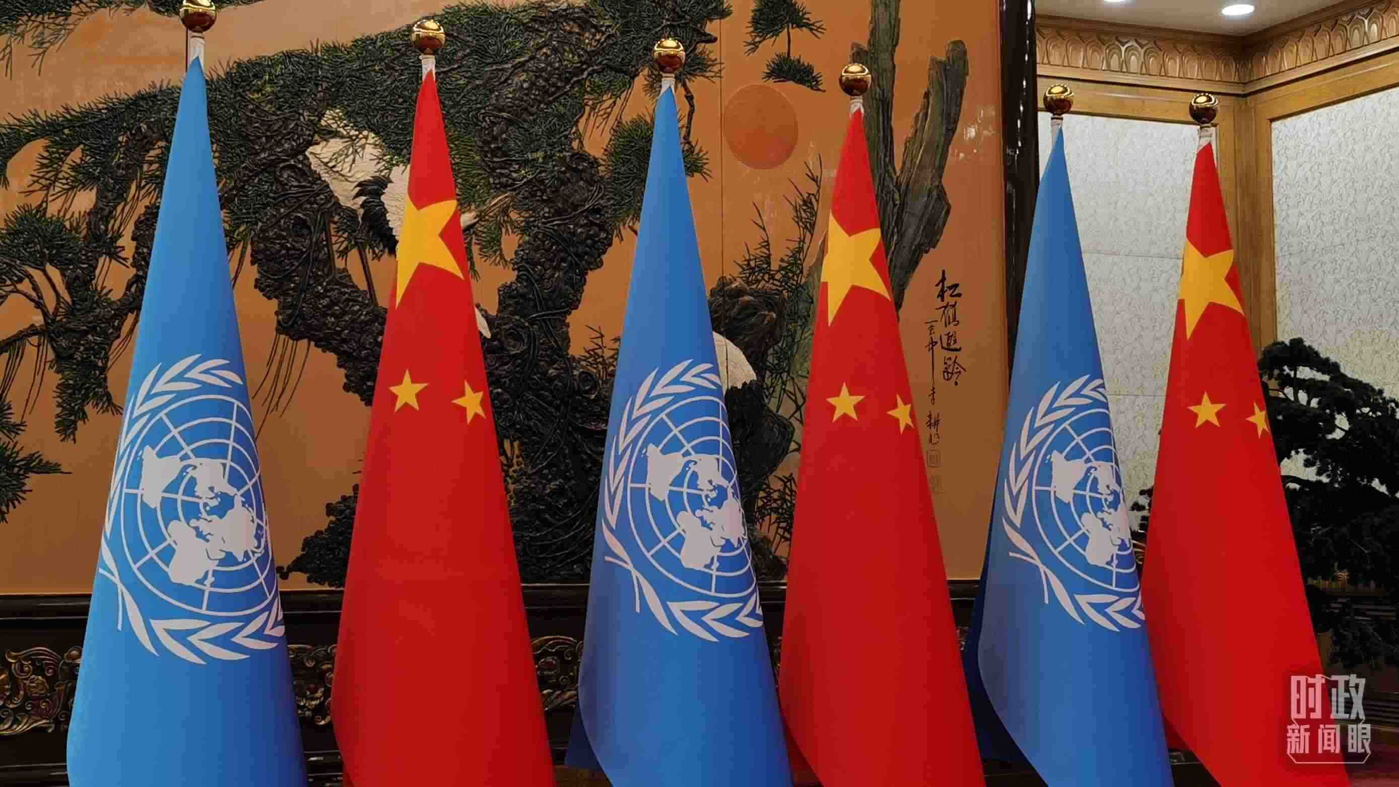 △會(huì)見(jiàn)現(xiàn)場(chǎng)的中國(guó)國(guó)旗和聯(lián)合國(guó)旗。（總臺(tái)央視記者郭鴻拍攝）