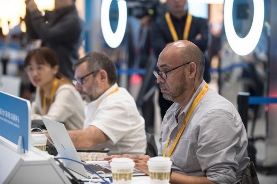 10月17日，記者在“一帶一路”國(guó)際合作高峰論壇新聞中心工作。新華社記者 張豪夫 攝