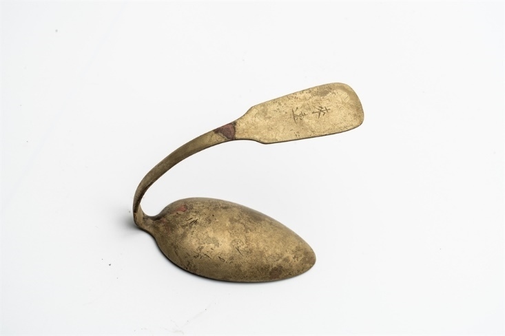 鏨刻“來遠(yuǎn)”的湯勺。國家文物局供圖