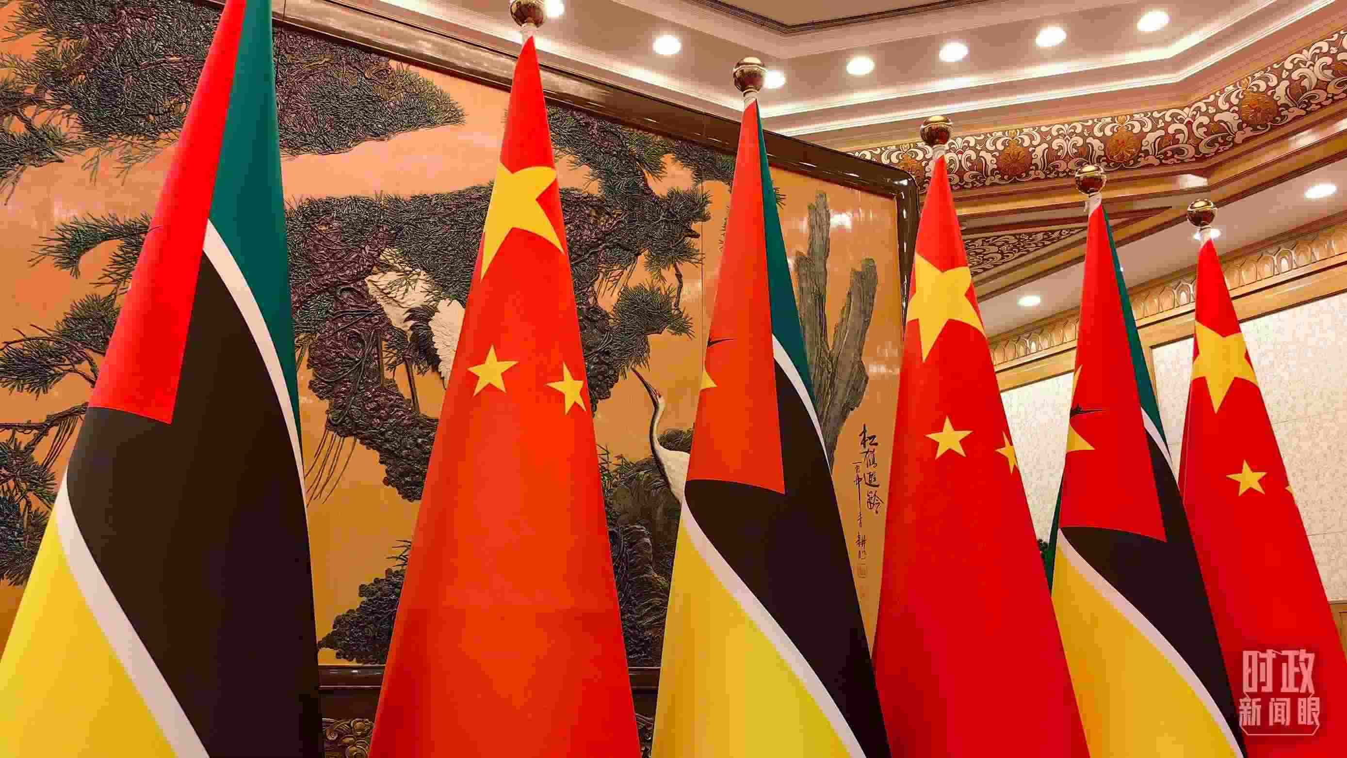△會見現(xiàn)場，中國、莫桑比克兩國國旗。（總臺央廣記者潘毅拍攝）