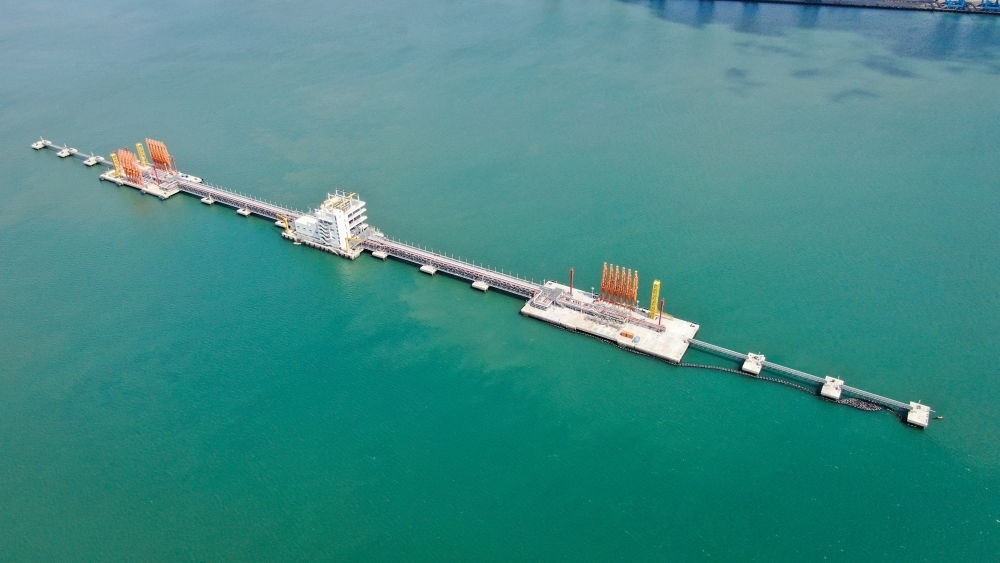 這是肯尼亞蒙巴薩油碼頭（2023年9月20日攝，無(wú)人機(jī)照片）。新華社發(fā)（中國(guó)交通建設(shè)股份有限公司肯尼亞蒙巴薩新建油碼頭項(xiàng)目部供圖）