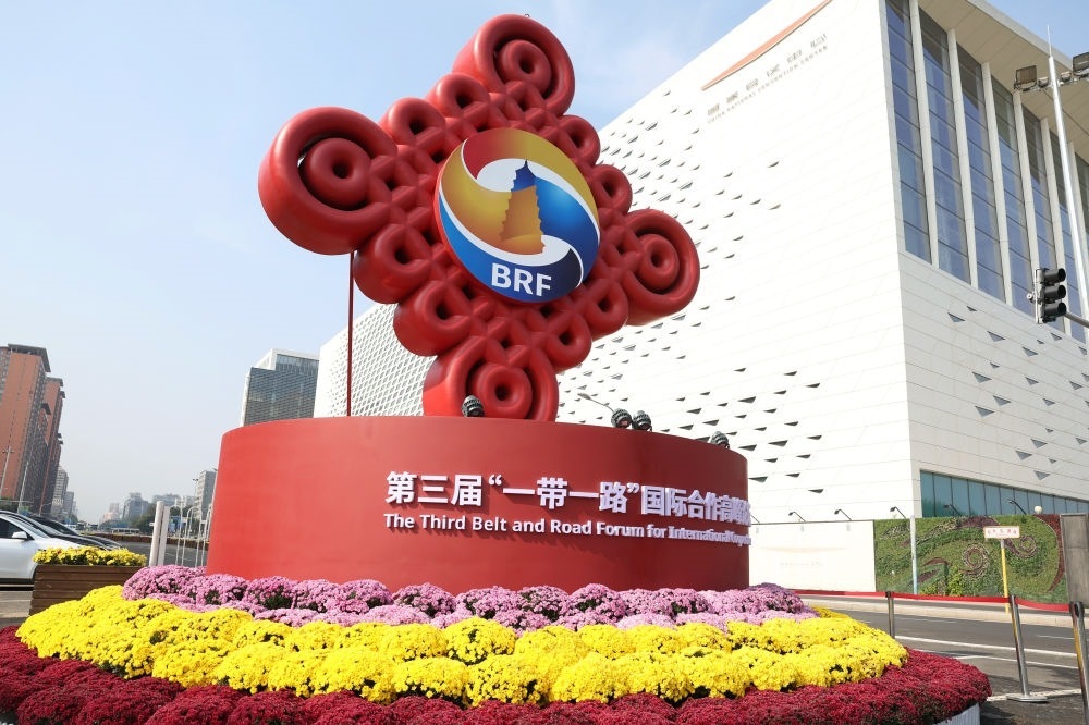 這是在北京國(guó)家會(huì)議中心附近拍攝的“一帶一路”國(guó)際合作高峰論壇景觀布置（2023年10月17日攝）。新華社記者 陳斌 攝