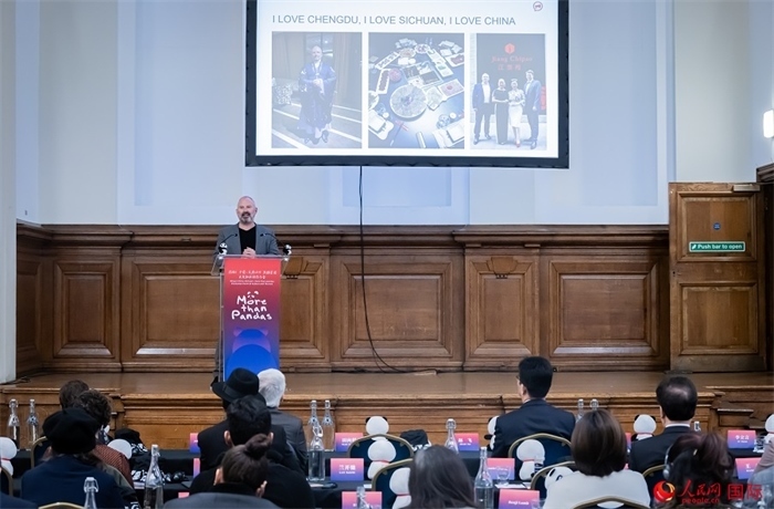 英國群英創(chuàng)意全球首席執(zhí)行官杰米·撒杰特在現(xiàn)場發(fā)言，分享如何進一步提升四川旅游的國際影響力、吸引更多的英國游客。人民網(wǎng) 郭錦標攝