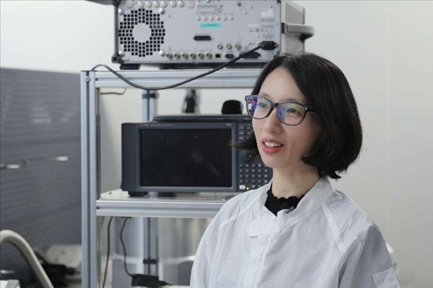 李婧在中國科學(xué)院紫金山天文臺毫米波和亞毫米波技術(shù)實(shí)驗(yàn)室。（受訪者供圖）