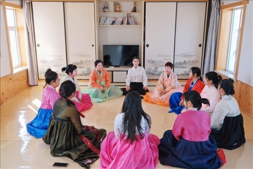 2023年6月，楊麗娜（后中）對擔(dān)任民宿管家的光東村村民們進(jìn)行標(biāo)準(zhǔn)化培訓(xùn)。（新華社記者金津秀攝）