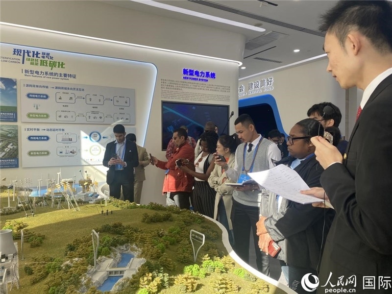 2023“一帶一路”媒體合作論壇聯(lián)合采訪團參訪中國能建。人民網(wǎng)記者 于洋攝