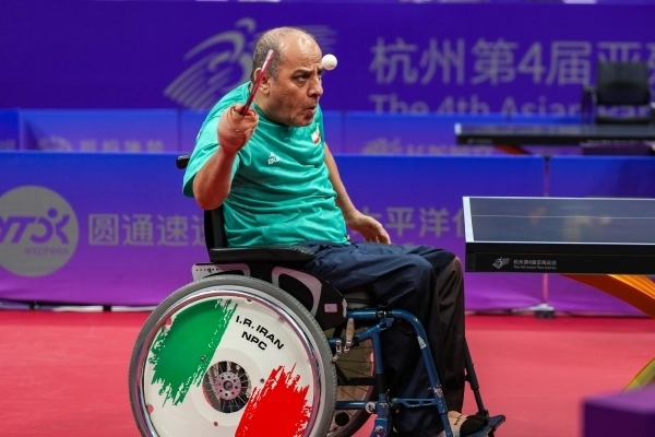 10月23日，杭州第4屆亞殘運會乒乓球男子單打Class2小組循環(huán)賽舉行。圖為伊朗隊選手哈桑·簡費尚在比賽中。圖片來源：杭州亞殘組委會