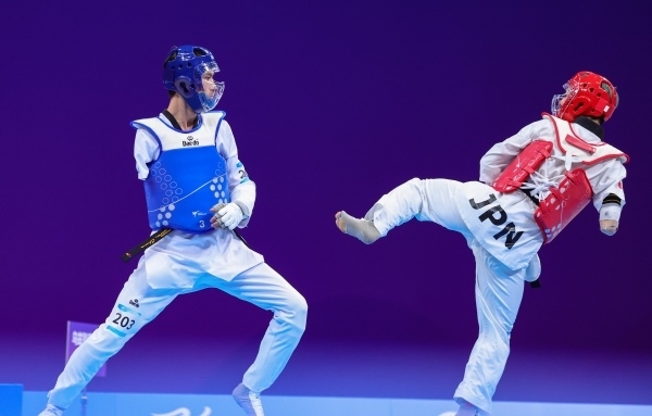 10月23日，杭州第4屆亞殘運會跆拳道男子K44級58公斤級銅牌賽舉行。圖為烏茲別克斯坦隊選手桑賈貝克·穆赫托羅夫(左)和日本隊選手阿渡健太在比賽中。圖片來源：杭州亞殘組委會