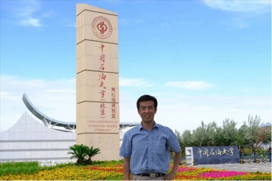 北京交通大學(xué)“銀齡教師”黃曉鳴。校方供圖