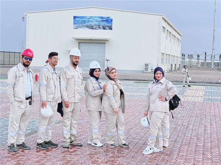 部分伊拉克員工合影。中國(guó)石油工程建設(shè)有限公司供圖