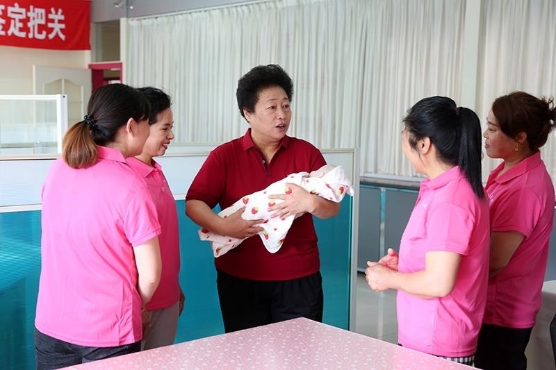 △2021年6月2日，卓長立（中）指導正在接受培訓的家政服務(wù)員。