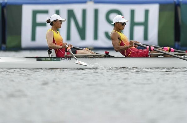2021年8月29日，在東京殘奧會賽艇項目PR2級混合雙人雙槳決賽中，中國組合劉爽/蔣繼劍獲得銅牌。圖為劉爽（左）/蔣繼劍在比賽中。新華社記者 胡虎虎攝（資料圖）
