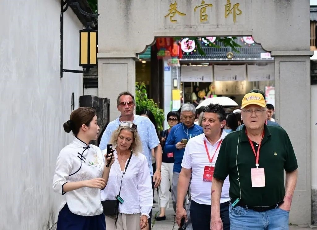 △2023年6月27日，“鼓嶺之友”部分成員和中美各界人士在福建福州南后街三坊七巷參觀訪問。