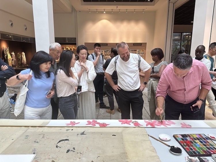 首屆國際傳播“絲路獎”獲獎代表等在廣州市荔灣區(qū)永慶坊參加文化交流活動。楊爍壁、王燕攝影報道