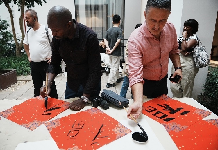 首屆國際傳播“絲路獎”獲獎代表等在廣州市荔灣區(qū)永慶坊參加文化交流活動。楊爍壁、王燕攝影報道