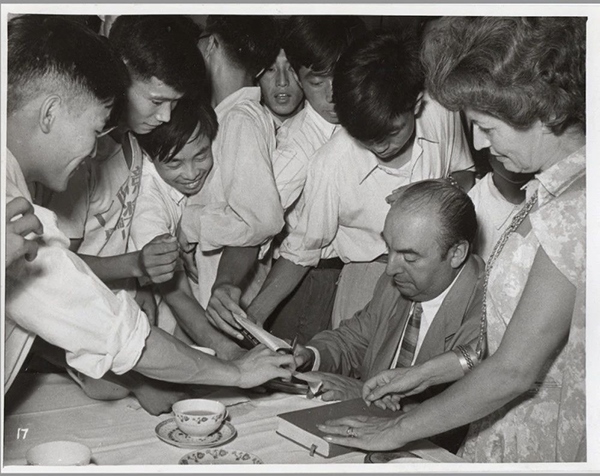 諾貝爾文學獎得主巴勃羅·聶魯達與中國青年在一起（資料圖片）。中國美術館供圖