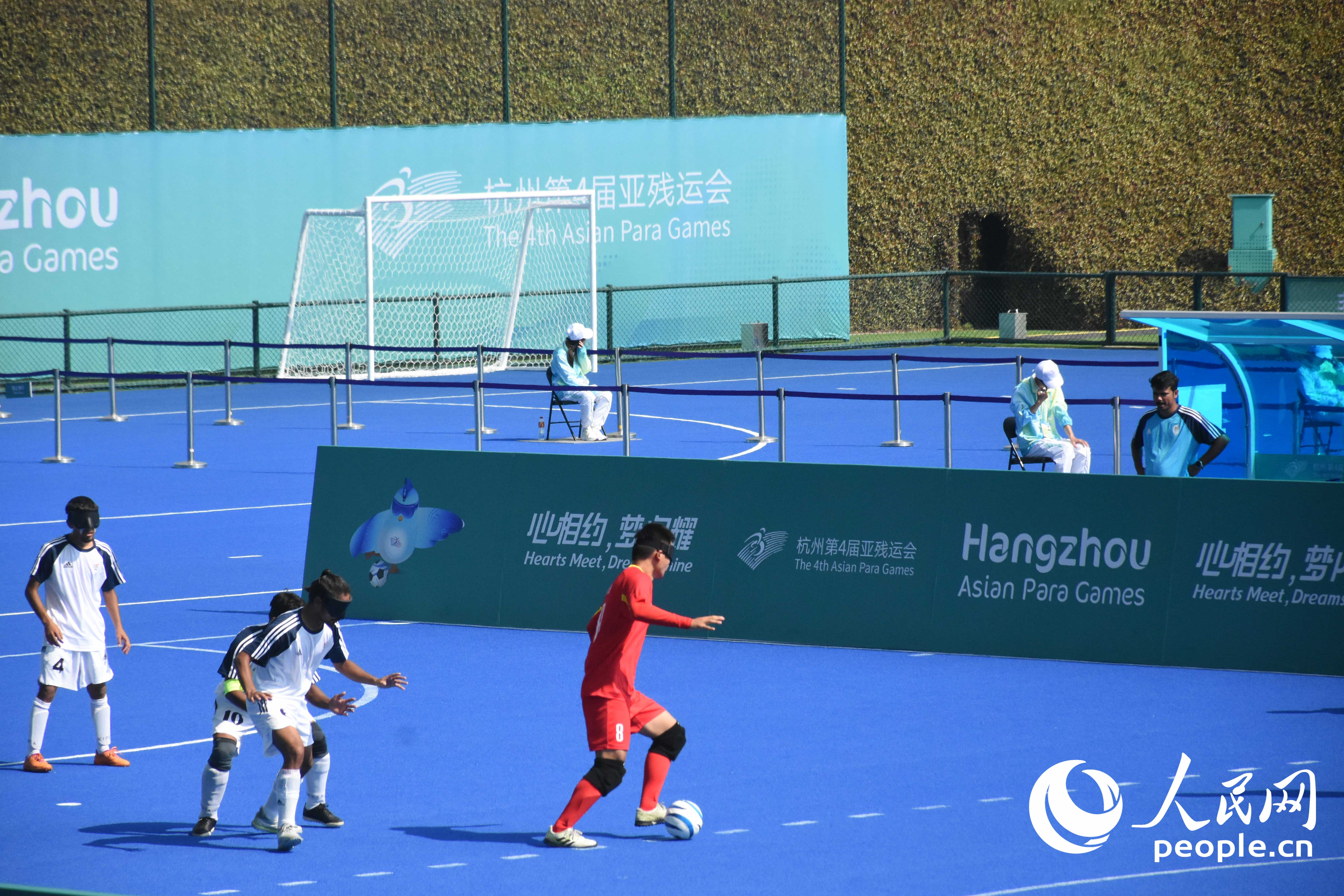 盲人足球比賽進(jìn)行中，賽場(chǎng)周?chē)刑刂茡醢?。人民網(wǎng) 周靜圓攝
