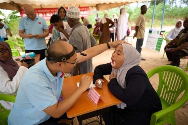 醫(yī)療隊為當(dāng)?shù)鼗颊吡x診。中國援桑醫(yī)療隊供圖