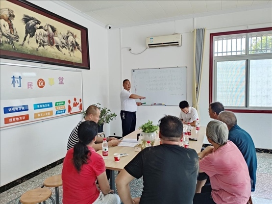 泉塘村17組議事會正在討論土地整理事項。湖南省司法廳供圖