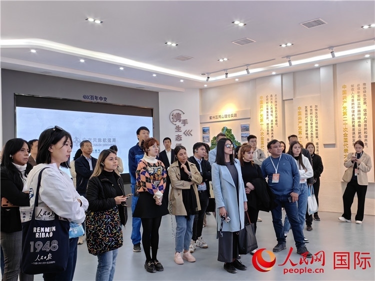 媒體記者探訪薊州礦山生態(tài)修復(fù)項(xiàng)目。人民網(wǎng)記者 符園園攝