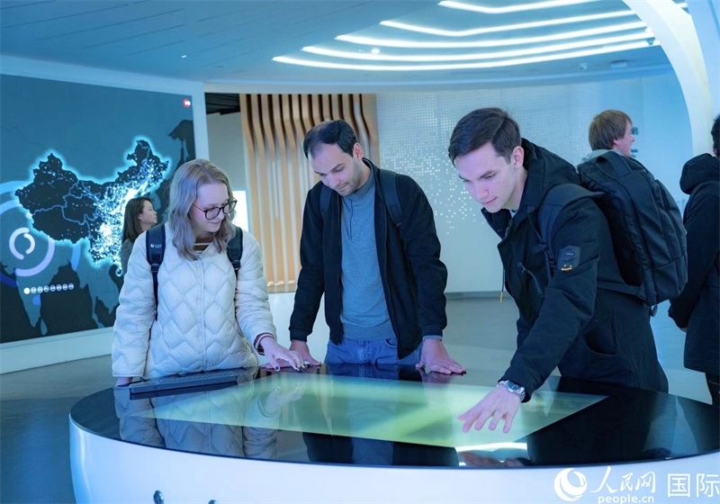 歐亞國(guó)家記者在國(guó)家大數(shù)據(jù)（貴州）綜合試驗(yàn)區(qū)交流體驗(yàn)中心參觀。人民網(wǎng) 陽(yáng)茜攝