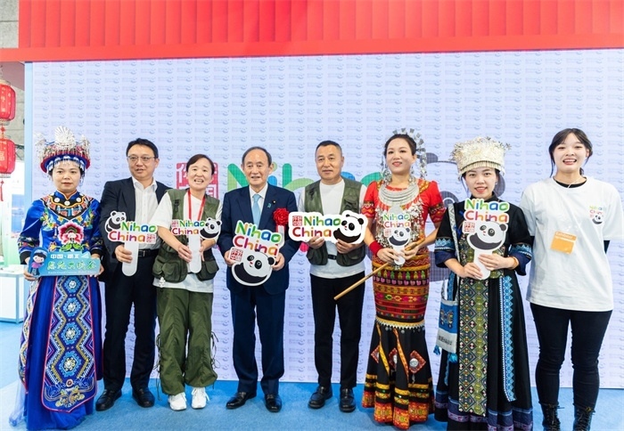 日本前首相菅義偉在中國展館參觀。圖片由中國駐東京旅游辦事處提供