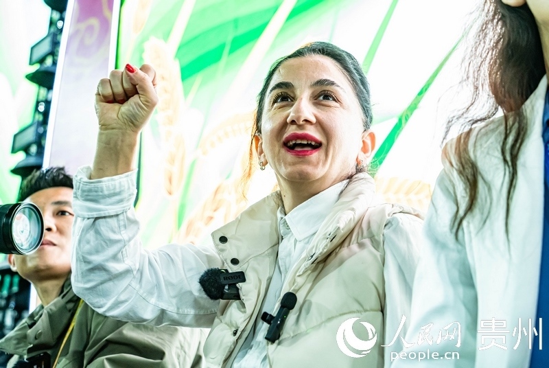 外媒記者在現(xiàn)場吶喊助威。人民網 陽茜攝